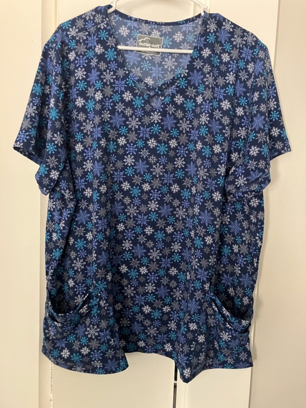 Butter-Soft Navy Blue V-Neck Snowflake Scrub Top with Pockets
